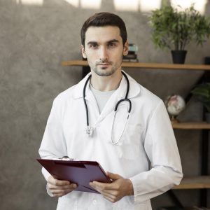 medium-shot-doctor-with-stethoscope